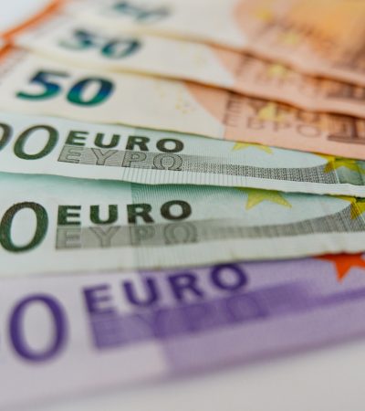 close-up-cropped-image-euro-banknotes-on-a-white-background_t20_bxRlop